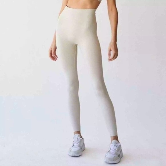 SET ACTIVE Pants - SET Active Sculptflex Seamless Activewear 7:8 Leggings in Oatmilk Size Medium